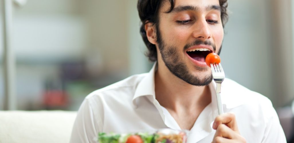 Cinco razones de peso que usted debe comer más despacio