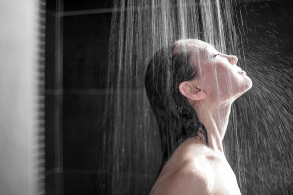 Tomar una ducha caliente