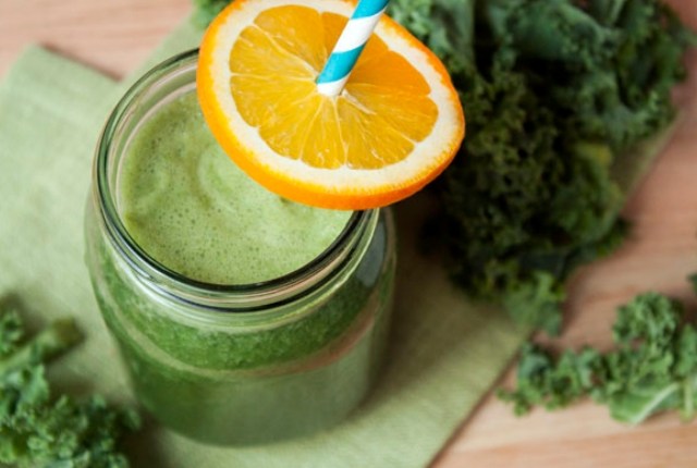 Jugo de naranja Kale verde