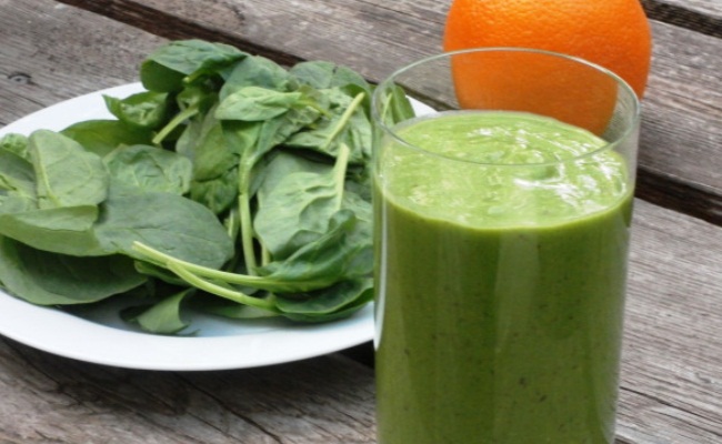 té verde, espinacas, piña, naranja y mango