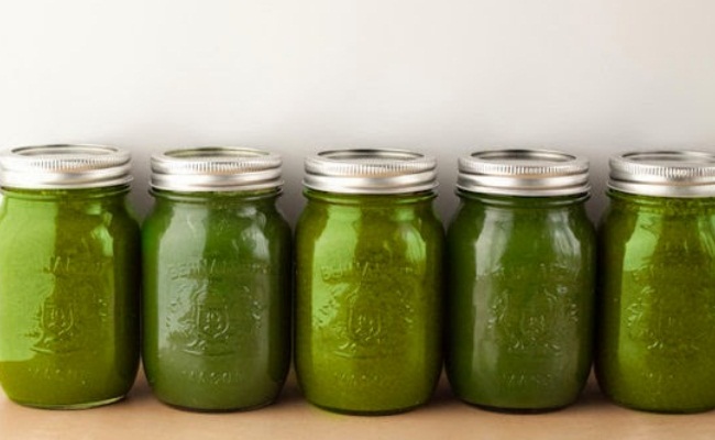 Jugo de proyectos prefabricados verde
