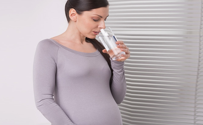 Toma de agua durante la lactancia y el embarazo