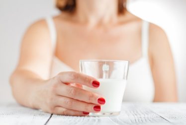 Beber leche causa acné