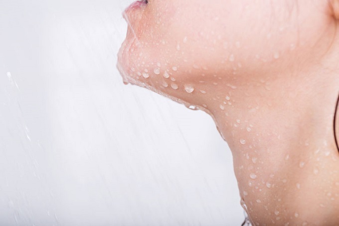 El agua causa acné